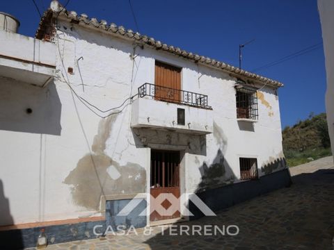 Beautiful village House to reform in Benaque, near Macharaviaya, fifteen minutes from the coast and with beautiful mountain views. The house consists of two floors with three bedrooms, two bathrooms, a large living room and kitchen. Upstairs there is...