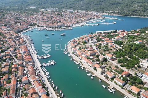 Korčula, Vela Luka, first row by the sea, existing stone buildings of 182 m2 on a plot of land with a total size of 645 m2, located in the very heart of the bay of the town of Vela Luka. Hotel project BRP 815 m2 with existing building permit with pai...