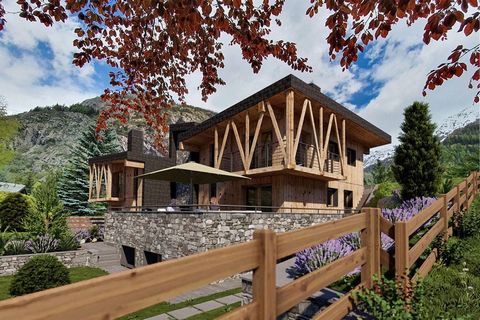 In the cosy mountain village of Courmayeur, famous for its many restaurants and bars, atmospheric shopping areas and challenging ski slopes, we offer this beautiful, spacious chalet for sale (252.5 m²) which is yet to be built. The chalet will be bui...