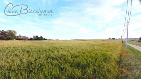 Fanjeaux - Aude - Axe Limoux Toulouse // Carcassonne Mirepoix Voici 2 terrains constructibles orientés SUD, face à la chaîne des Pyrénées, qui sont en bordure du village et parmi les dernières zones aménageables de la commune. Parcelles constructible...