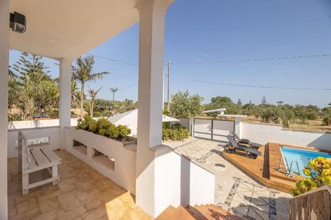 Esta hermosa villa se encuentra en Marina di Mancsaversa, en la región de Apulia. Hay 4 dormitorios que pueden acomodar 9. La villa tiene una cocina al aire libre donde podrá disfrutar del aire fresco mientras se cocina. La casa de campo está a 800 m...