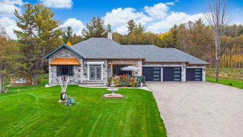 E X C L U S I V E L I S T I N G! Exquisite design. Luxurious country living. THIS IMMACULATE CUSTOM BUILT BUNGALOW IS SITUATED ON A PRIVATE 2.4 ACRE LOT ONLY MINUTES FROM DOWNTOWN TWEED.