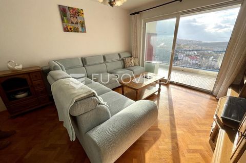 Senj, nice apartment in an interesting location 400 m from the sea. It consists of an entrance hall, a living room with access to a loggia with a partial view of the sea, and a beautiful view of the town of Senj and the Nehaj fortress, a dining room,...