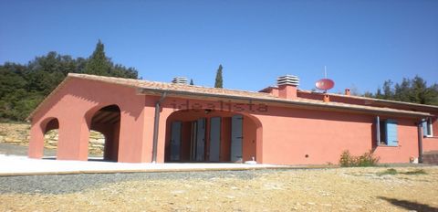Villa with pool, free on 4 sides, in excellent condition of maintenance, in a private location 10 minutes’ walk from Monteverdi Marittimo and services. The property is arranged on 1 level and consists of living room with open-space kitchen, 3 double ...