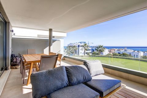 Located in the peaceful Las Mesas area of Estepona, this charming apartment boasts three bedrooms and two well-equipped bathrooms. It's a perfect blend of luxury and practicality, making it an ideal home for comfortable living. The south-facing orien...