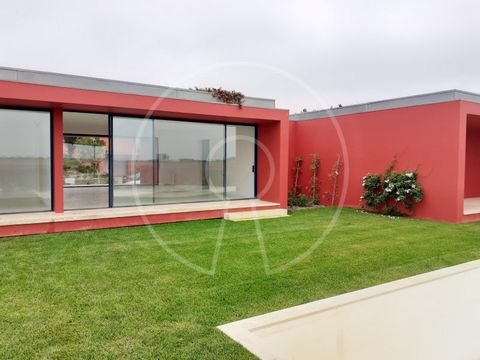 Detached 3 bedroom villa in luxury condominium in Bom Sucesso Resort. Contemporary architecture villa with 1 floor distributed by 2 interconnected blocks. In one of the blocks, which can be considered the social block, one can find the dining room an...