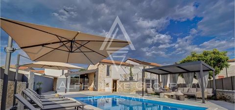 Kanfanar, Istria: Enchanting villa in the heart of istria for sale Discover a fully renovated, traditional villa with a swimming pool, located in a serene, picturesque area near Kanfanar, Istria. This villa, renovated in 2017, perfectly blends tradit...