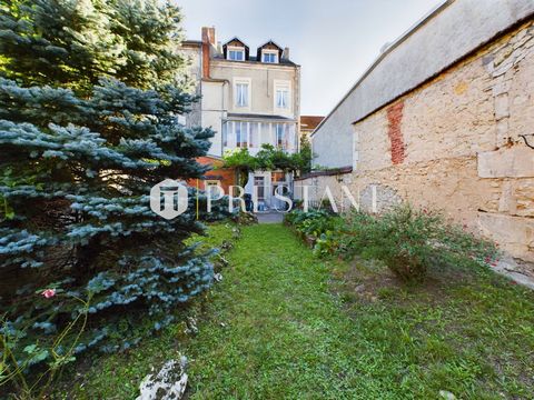 Family home or investment property for this beautiful real estate complex of 380m² in total having retained its old services in the center of Perigueux. Ideally located within 10 minutes walk from the train station and 300m away from the historic cen...
