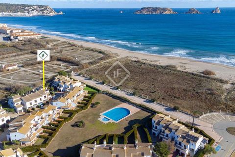 The La Platera development provides a wonderful coastal retreat, close to the charming town of L'Estartit. This exquisite semi-detached corner house offers the perfect fusion of comfort and natural beauty. Located just a one-minute stroll from La Pla...