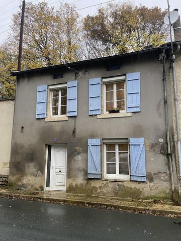 HOUSE OF 60 M² WITH SMALL OUTBUILDING, COVERED PARKING and a barbecue area by the river. The house is composed of an entrance, a main room with pellet stove, a shower room with toilet and upstairs a large bedroom and a room, electric heating. Opposit...