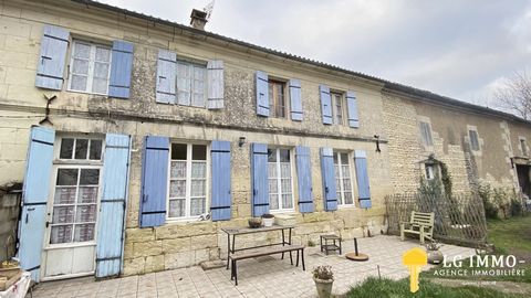 Come and discover this large farmhouse from 1789 located in a hamlet in the middle of the countryside. Take advantage of these magnificent outbuildings giving you the possibility to create cottages or for a family reunion while keeping the independen...