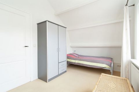 Cette confortable maison de vacances est située à Bergen, en Hollande Septentrionale. Il y a 2 chambres qui offrent un couchage pour 4 personnes. Le logement est très approprié pour des vacances en famille. La maison de vacances bénéficie d'un bel em...