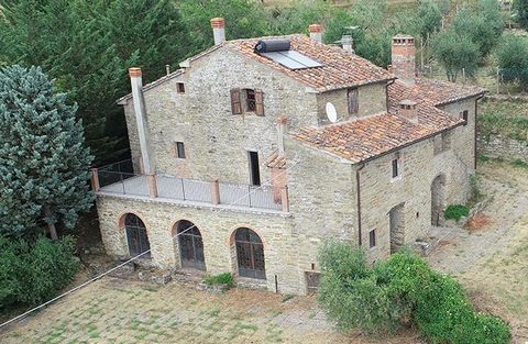 Introduction Beautiful farmhouse located 30 minutes from the Crete Senesi, the Casentino forests and Cortona. The two-level house is spread over 500 square meters and comes with a attic. Type: Residential Square Meters: 500 Rooms: 19 Energy Class: on...