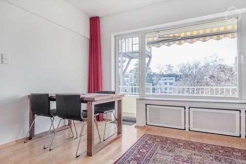 Modern möblierte 2-Zimmer-Wohnung im 3. OG eines Mehrfamilienhauses. Wohn-/Schlafbereich mit Boxspringbett (160x200), LCD TV mit Kabelanschluss, WLAN, Sessel mit Hocker, großer Kleiderschrank mit Schiebetür, Esstisch für 4 Personen und Zugang zum Bal...