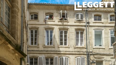 114756TSM84 - In a sought-after location, in the heart of the historic city of Avignon, the capital of Provence, within easy walking distance of innumerable cafés, restaurants and shops, lies this charming 3rd floor apartment in a well-presented anci...
