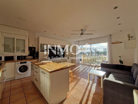 Spectacular sea views in the Llosa area of Cambrils. The 77m2 apartment is distributed between two double bedrooms with built-in wardrobe, bathroom with shower, open equipped kitchen and living-dining room with access to the terrace through a glass s...