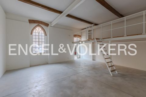 This modern loft is located on the ground floor of a restored building, and represents an authentic fusion of industrial archaeology and contemporary design, harmoniously inserted in the refined context of Cannaregio. We enter through the private ent...