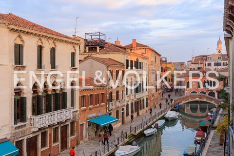 Para nuestra jornada de exploración de una Venecia más auténtica, la que aún no ha sido invadida por el turismo de masas y es, por tanto, más genuina, elegimos empezar por una de las vistas más fascinantes que uno puede encontrarse al llegar desde la...