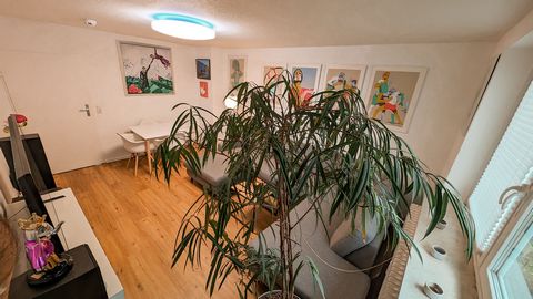 Beautiful cozy apartment in one of Frankfurts most popular areas - Sachsenhausen. Comfortable bedroom with large 180x200 bed and reading corner. Large bright living room with eating area, a large pull-out sleeping couch, a 75