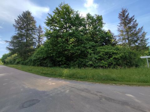EXCLUSIVE TO BEAUX VILLAGES! Wooded building plot. The future construction (subject to necessary permissions) could have a view on the river. Ideally located, this land has electricity, water and drainage networks on the edge. Only one neighbour at p...