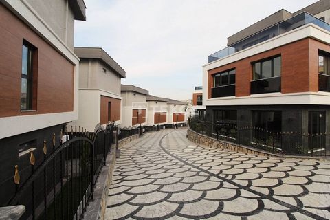 Villas Individuelles Clé en Main de 5 Chambres à Başakşehir Istanbul Başakşehir est à la fois le quartier montant et bien développé d'Istanbul. La région offre une qualité de vie dans des zones calmes ainsi que les commodités de la ville. Du point de...