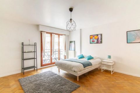 Very large bedroom (24m²), fully furnished. It has a double bed (140x190) and a bedside table with lamp. There is also a work area with a desk, chair and lamp. The bedroom also has plenty of storage space: a wardrobe with hanging space and a shelf. T...