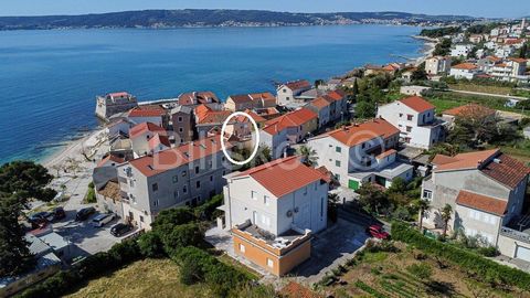 Kaštela, Kaštel Štafilić Charming house in the old center. House area: 114m2 (net 90m2) The facility consists of: GROUND FLOOR – kitchen with dining room, living room and bathroom 1ST FLOOR – 2 bedrooms and bathroom 2ND FLOOR – bedroom and terrace (1...