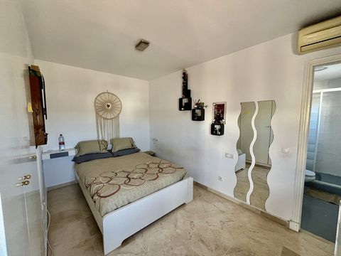Located in Mijas. We present this bright duplex penthouse, a property with all the space you need. The penthouse has a built area of 111sqm, distributed over two floors, and has two parking spaces, in the same building, so you don't have to worr...