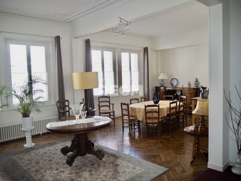Mooi huis in het centrum van Auxi-le-Château, met een woonkamer van 50 m2, een woonkamer van 29 m2, ingerichte keuken, eethoek, 4 slaapkamers, 1 kleedkamer, enz... Er ontbreekt niets. De kozijnen zijn nieuw met dubbele beglazing en dubbele ramen bove...