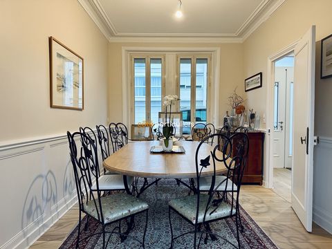 The Côté Particuliers agency offers you in exclusivity this townhouse of 131m2 with 4 bedrooms in the city center of Granville. If you like the combination of old and modern, this house will surely be your first crush of 2024! Completely renovated, i...