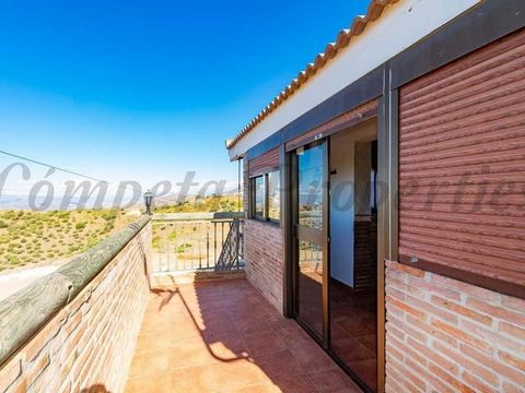 Apartment on the top floor of a villa in Canillas de Albaida. This property comprises a living-dining room with a wood burner, a kitchen, 2 double bedrooms, a single bedroom and a bathroom. Wonderful views.