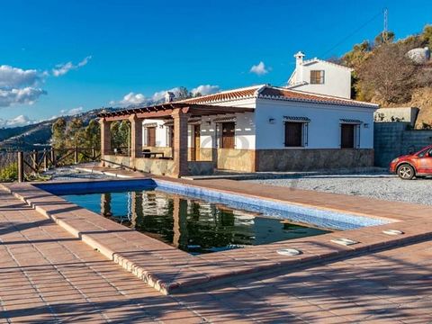 Esta casa de campo tiene una ubicación perfecta, a 10 minutos de Competa y a 15 minutos de Torrox. Al llegar a la propiedad se entra a una zona de aparcamiento con espacio suficiente para dos coches y la maravillosa piscina con vistas al Mar Mediterr...