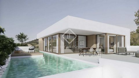 Déjese llevar por la elegancia y el encanto veneciano en esta villa de lujo excepcionalmente diseñada. Situada en una parcela exuberante y rodeada de agua, esta villa evoca la magia de Venecia con su abundante presencia de líquido, creando un ambient...