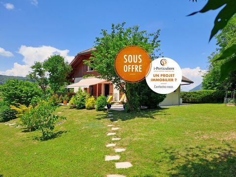 Very rare in the charming little town of Poisy, seven kilometers from Annecy, quiet and on a plot of 900 m2, come and discover this pleasant renovated house. It offers upstairs a large living room of 42 m2, very bright, overlooking on one level on tw...