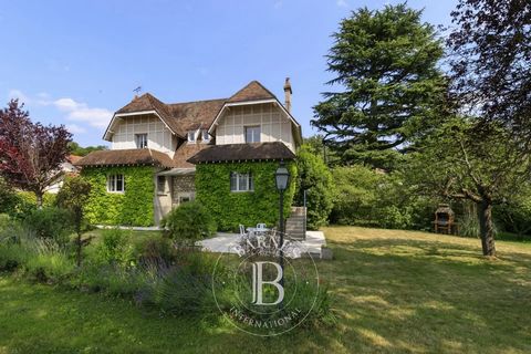BARNES Yvelines is listing a magnificent 1930s house in a quiet, family friendly area of Bois d'Arcy, a stone's throw from the forest, shops, schools and stations. In a peaceful, verdant setting, this 306m² (3,294 sq ft) house is less than a 7-minute...