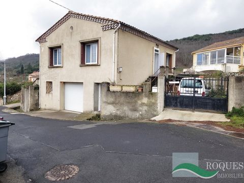 Le BOUSQUET d'ORB, in a hamlet, sells detached house with gardens, terrace, garage and courtyard. Quiet detached house, unobstructed view, renovated in 2021. The house comprises: Ground floor: Courtyard of 48 m2, small garden of 26 m2, former summer ...