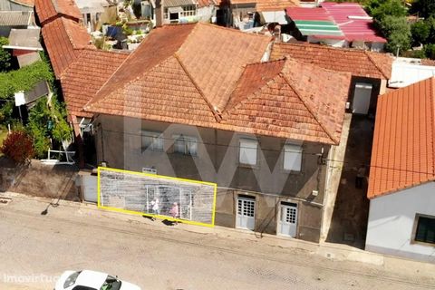 For investors , commercial space of 82m 2 in central area of São Felix da Marinha. Excellent investment , it is currently leased with an annual rate of return of 8.4%. A large space of 76m2 and with 2 bathrooms . Central area of São Feliz da Marinha,...
