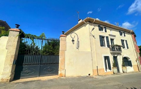 Village with grocery, press, bakery, located at 5 minutes from Puisserguier (village with all shops), 25 minutes from Beziers and 30 minutes from the beach ! Sumptuous property, fully renovated with taste and quality materials ! This house full of ch...