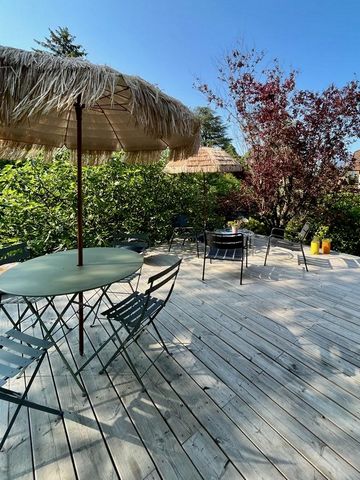 45 kilometers from Geneva and its international airport, 45 minutes from the Aravis ski resorts or 1 hour from the Evasion Mont-Blanc and Les Portes du Mont-Blanc ski areas, come and discover this beautiful family home on the shores of Lake Annecy. S...