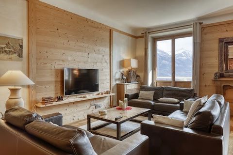 COMBLOUX CENTRE, BEAUTIFUL 2-BEDROOM APARTMENT VIEW MONT-BLANC REF. 7219, located near shops and the lake. On the 4th floor, with elevator, of a high standard residence from the 1930s, this apartment includes: Superb living room of 37 m² with balcony...