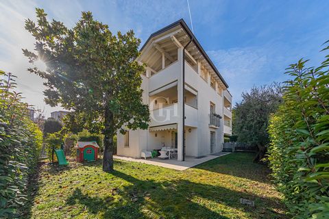 Trzypokojowy apartament położony w spokojnej okolicy w pobliżu zabytkowego centrum Desenzano del Garda, popularnej miejscowości nad brzegiem jeziora Garda. Cicha lokalizacja i bliskość zabytkowego centrum zapewniają idealną równowagę między spokojem ...