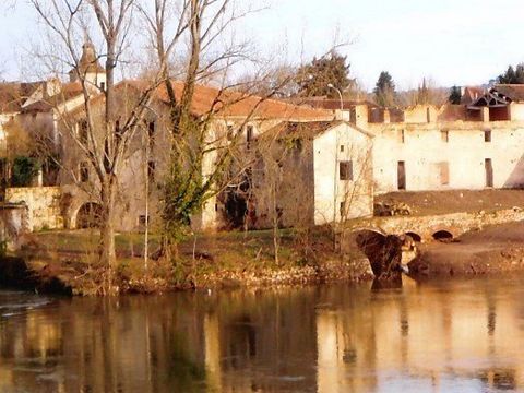 Complex of stone houses from the XV century with a hydraulic mill and an old factory to be entirely restored on more than 100m of riverbank. Tourist project in hotel/restaurant, bed and breakfast, table d'hôte or simply large family home, unless you ...