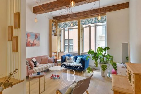 Saint Georges district charming apartment entirely renovated of 56m2. The property located in an old building whose facade and common parts have been redone is on the first floor and offers a large living room on the street with French ceilings and t...