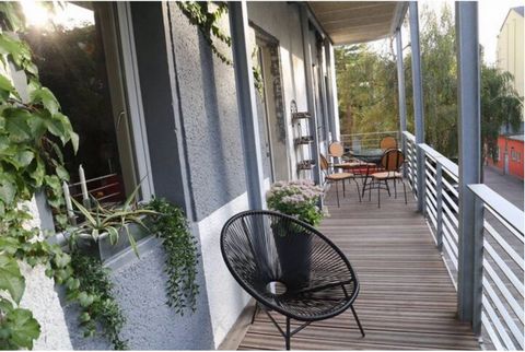 Nice little apartment in the center of the trendy district of Dresden Neustadt, but still sleep quietly facing the courtyard. The apartment, approx. 37 square meters, consists of two rooms (bedroom and living room with a small kitchen and a small bat...