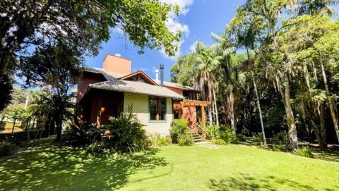 The house on the edge of the Lagoa da Conceição neighborhood is a charming refuge that stands out on a large plot, immersed in the exuberance of nature. Situated in a special corner of the Lagoa da Conceição neighborhood, the property offers a unique...