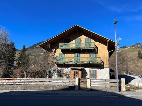 Great opportunity to acquire a 259 m2 chalet in the heart of the village of Praz sur Arly. The configuration of the premises means it can either be renovated as a family chalet or converted into 3 apartments. There's great potential for a furnished r...
