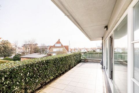 300 meters from the sea - 3 bedrooms - 8 people This spacious and luxuriously furnished apartment is located just behind the dunes, between Koksijde and Saint-Idesbald. The apartment offers all the necessary comfort, with WiFi and digital television,...