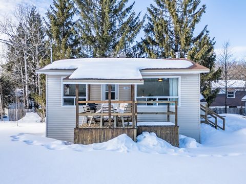 Welcome to this charming property in St-Élie-de-Caxton, built in 1965 on a vast plot of over 10,000 square feet. Ideal for tiny house enthusiasts, this home offers one bedroom on the main floor and another in the basement, with the only living room l...