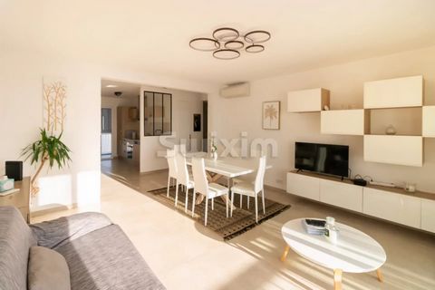 Ref 67818JM: Six-Fours les Plages. Magnificent apartment completely renovated with quality materials. Beautiful living room with panoramic view of the sea. Semi-open and equipped kitchen. Two beautiful bedrooms. Cellar. Free and secure parking in the...