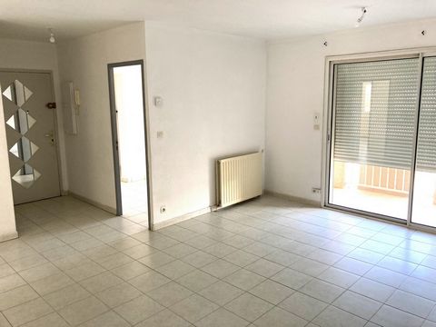 On the 1st floor of a small residence, for sale bright apartment with terrace and parking space. You will find a living room, a separate kitchen with pantry, two bedrooms, a bathroom and a separate toilet. Ideally located, local shops within walking ...